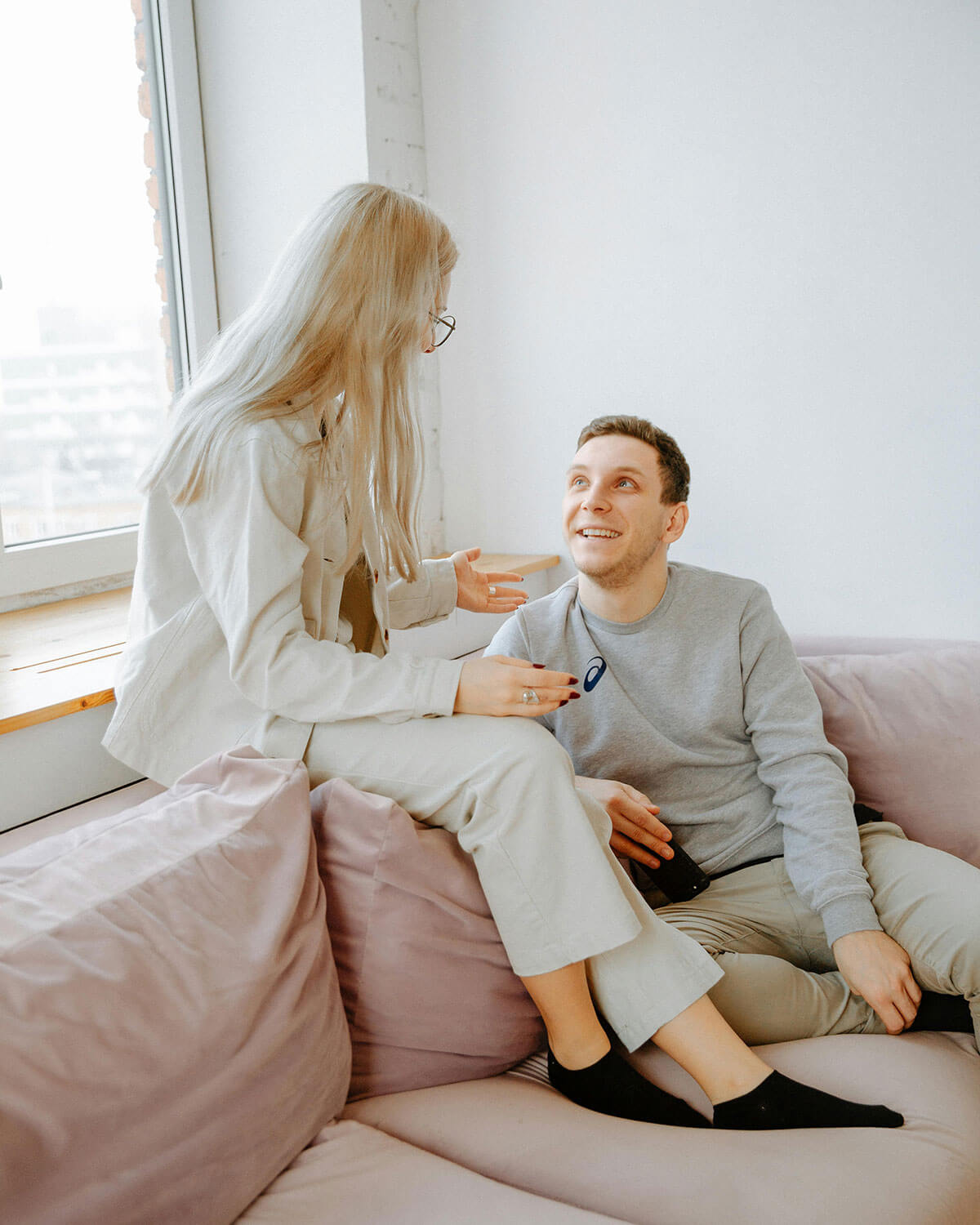 husband-and-wife-talking-on-the-couch